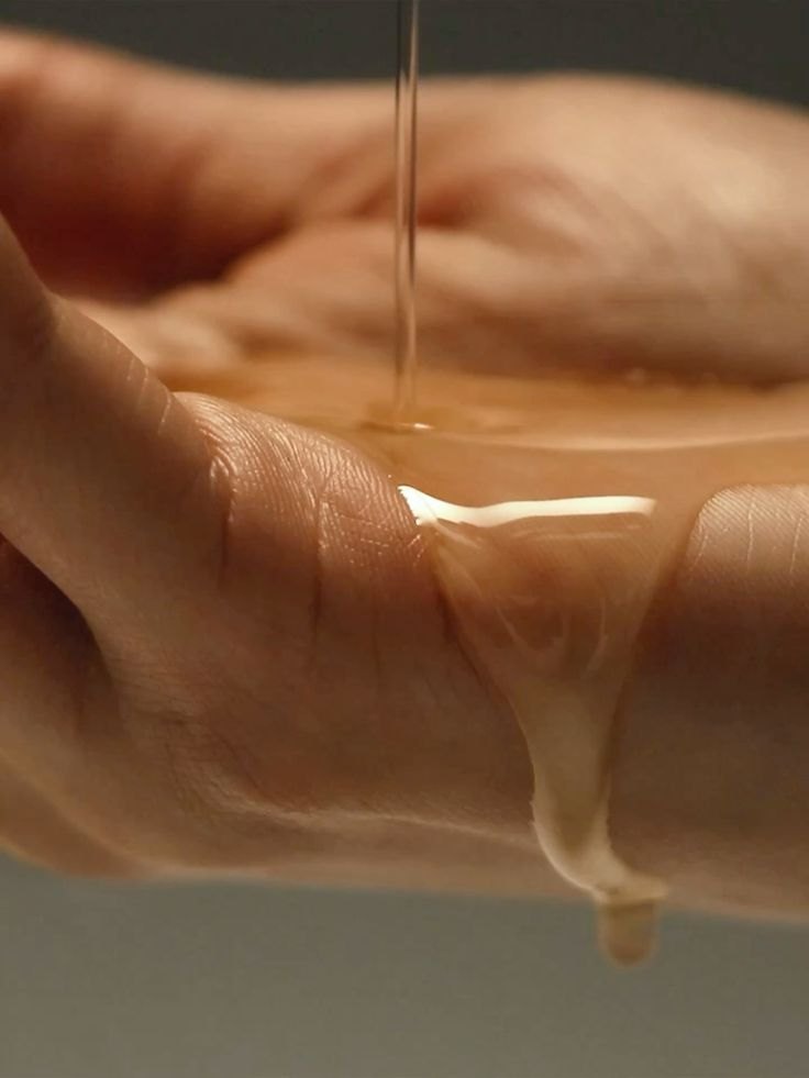 Huile de massage versée dans une main